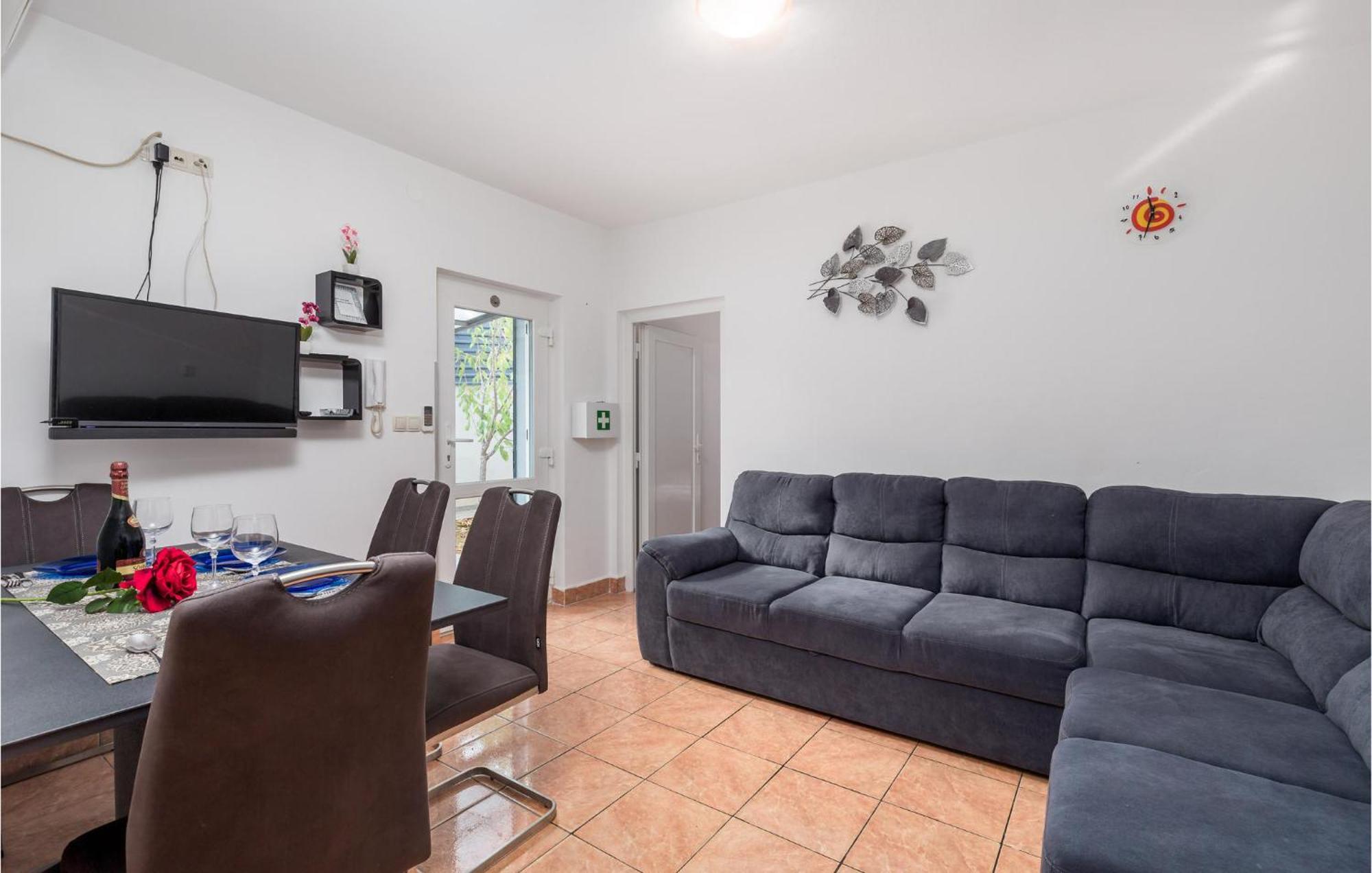 1 Bedroom Beautiful Apartment In Vrh Vrh  Luaran gambar
