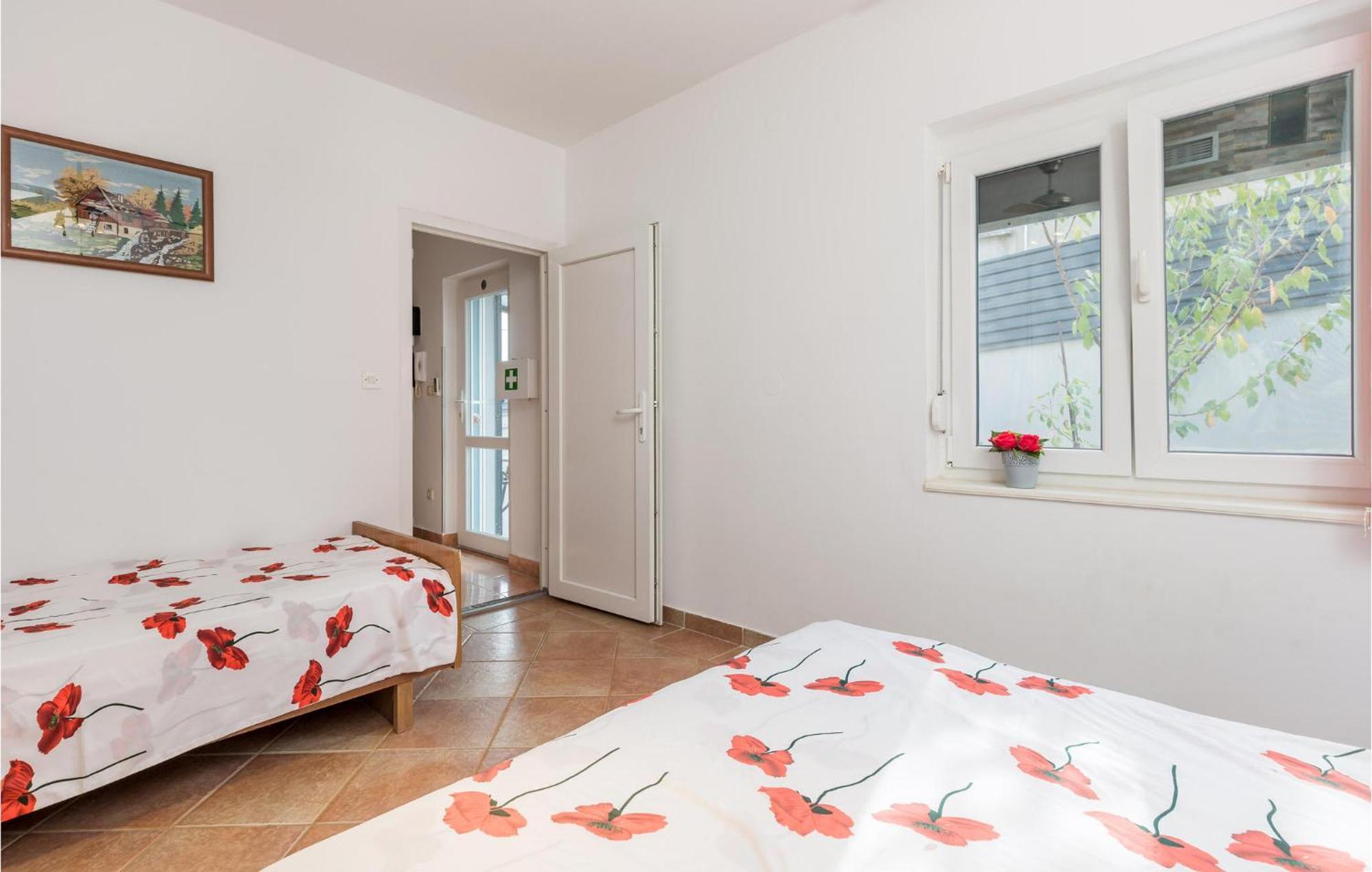 1 Bedroom Beautiful Apartment In Vrh Vrh  Luaran gambar